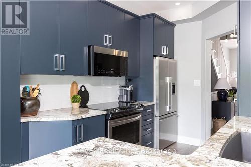 6 - 88 Lakeport Road, St. Catharines (438 - Port Dalhousie), ON - Indoor Photo Showing Kitchen With Upgraded Kitchen