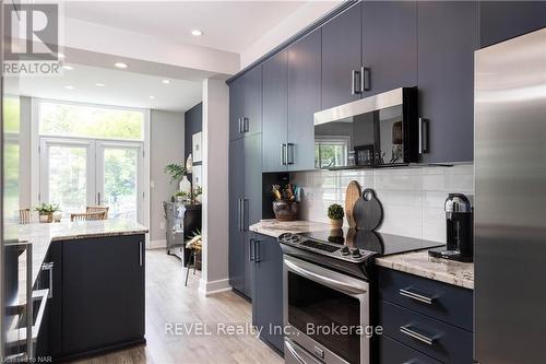 6 - 88 Lakeport Road, St. Catharines (438 - Port Dalhousie), ON - Indoor Photo Showing Kitchen With Upgraded Kitchen