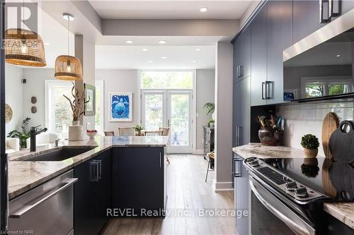 6 - 88 Lakeport Road, St. Catharines (438 - Port Dalhousie), ON - Indoor Photo Showing Kitchen With Upgraded Kitchen