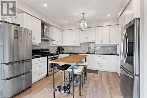 7 Cannery Drive, Niagara-On-The-Lake (105 - St. Davids), ON - Indoor Photo Showing Kitchen With Upgraded Kitchen