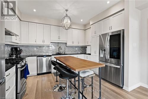 7 Cannery Drive, Niagara-On-The-Lake (105 - St. Davids), ON - Indoor Photo Showing Kitchen With Upgraded Kitchen