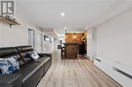 7 Cannery Drive, Niagara-On-The-Lake (105 - St. Davids), ON - Indoor Photo Showing Living Room