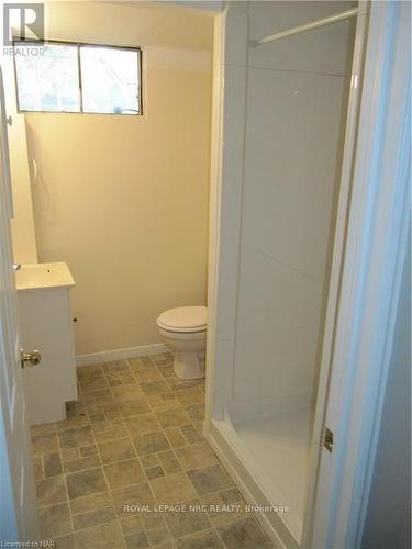 2 Black Knight Road, St. Catharines (443 - Lakeport), ON - Indoor Photo Showing Bathroom