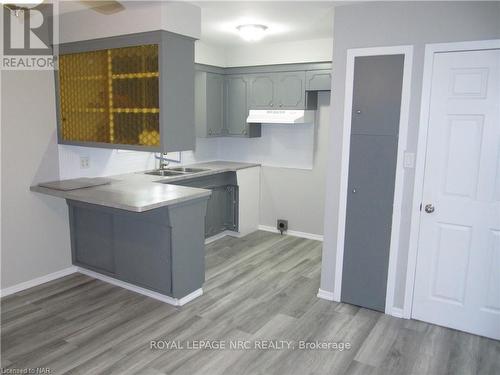 2 Black Knight Road, St. Catharines (443 - Lakeport), ON - Indoor Photo Showing Kitchen With Double Sink