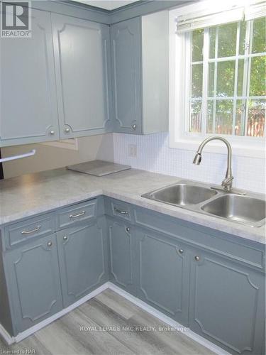 2 Black Knight Road, St. Catharines (443 - Lakeport), ON - Indoor Photo Showing Kitchen With Double Sink