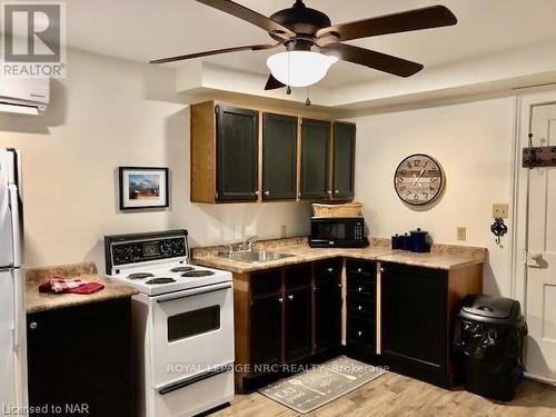 62 West Street, Port Colborne (878 - Sugarloaf), ON - Indoor Photo Showing Kitchen