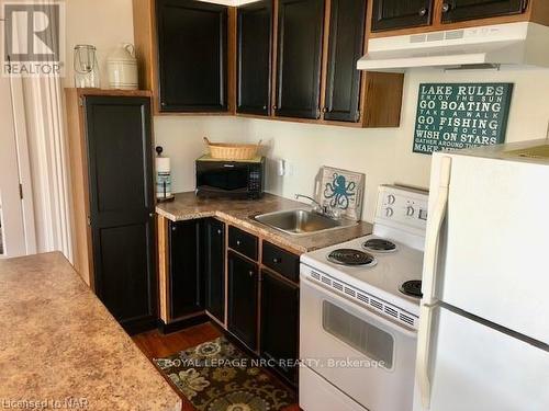 62 West Street, Port Colborne (878 - Sugarloaf), ON - Indoor Photo Showing Kitchen