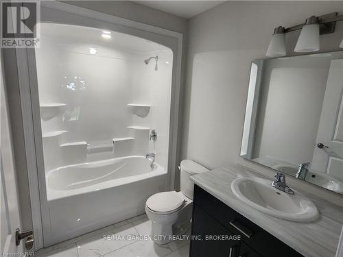 136 Hodgkins Avenue, Thorold (556 - Allanburg/Thorold South), ON - Indoor Photo Showing Bathroom