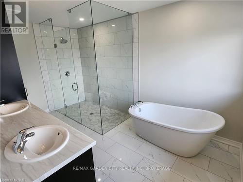 136 Hodgkins Avenue, Thorold (556 - Allanburg/Thorold South), ON - Indoor Photo Showing Bathroom