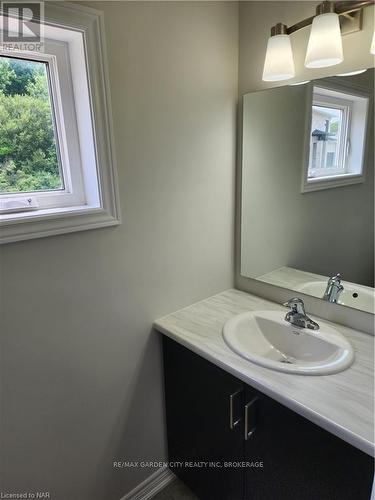 136 Hodgkins Avenue, Thorold (556 - Allanburg/Thorold South), ON - Indoor Photo Showing Bathroom