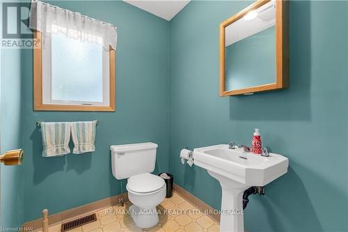 18 Hooker Street, Welland (772 - Broadway), ON - Indoor Photo Showing Bathroom