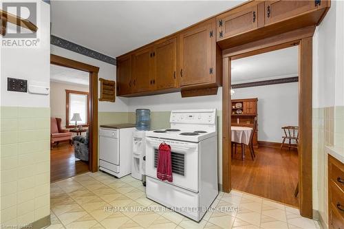 18 Hooker Street, Welland (772 - Broadway), ON - Indoor Photo Showing Kitchen