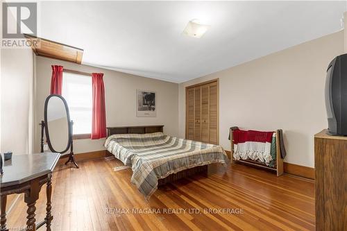 18 Hooker Street, Welland (772 - Broadway), ON - Indoor Photo Showing Bedroom