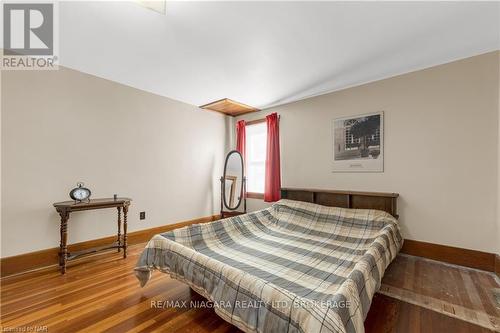 18 Hooker Street, Welland (772 - Broadway), ON - Indoor Photo Showing Bedroom