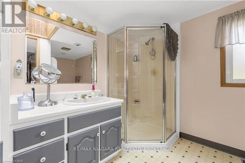 18 Hooker Street, Welland (772 - Broadway), ON - Indoor Photo Showing Bathroom