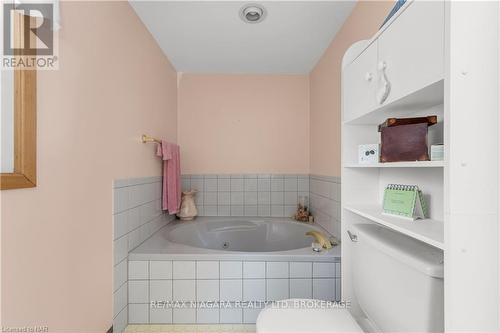 18 Hooker Street, Welland (772 - Broadway), ON - Indoor Photo Showing Bathroom