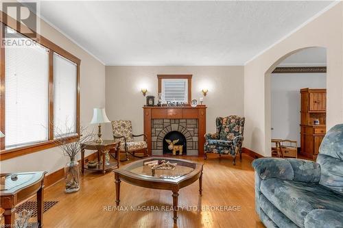 18 Hooker Street, Welland (772 - Broadway), ON - Indoor Photo Showing Living Room With Fireplace