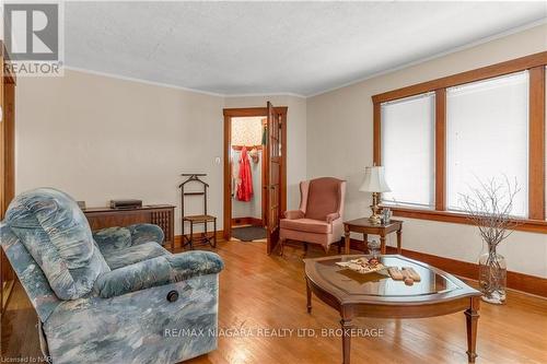 18 Hooker Street, Welland (772 - Broadway), ON - Indoor Photo Showing Living Room