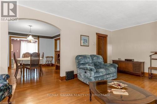 18 Hooker Street, Welland (772 - Broadway), ON - Indoor Photo Showing Living Room