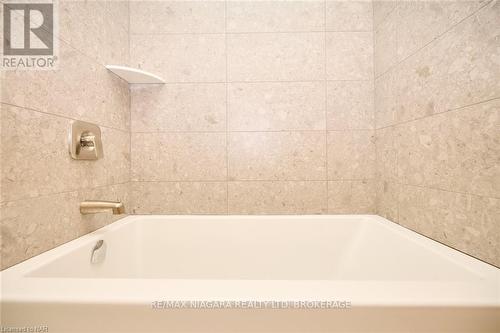 1 - 21 Heron Pointe, Port Colborne (878 - Sugarloaf), ON - Indoor Photo Showing Bathroom