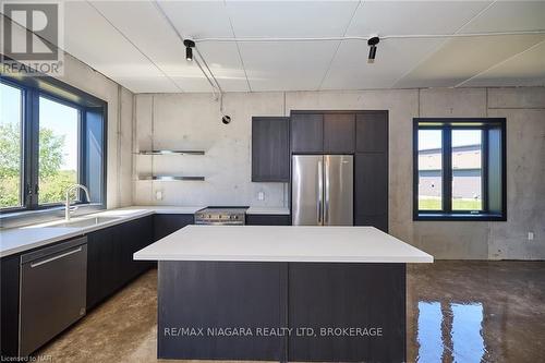 1 - 21 Heron Pointe, Port Colborne (878 - Sugarloaf), ON - Indoor Photo Showing Kitchen With Double Sink