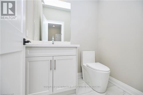 102 Elvira Way, Thorold (560 - Rolling Meadows), ON - Indoor Photo Showing Bathroom