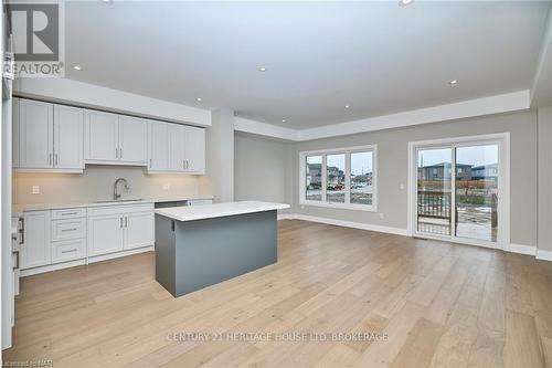 102 Elvira Way, Thorold (560 - Rolling Meadows), ON - Indoor Photo Showing Kitchen