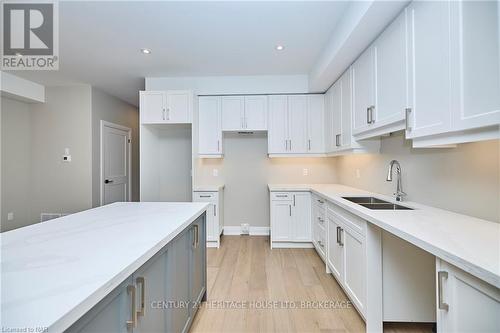 102 Elvira Way, Thorold (560 - Rolling Meadows), ON - Indoor Photo Showing Kitchen With Double Sink