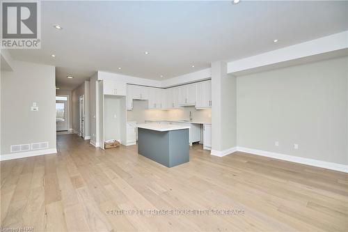 102 Elvira Way, Thorold (560 - Rolling Meadows), ON - Indoor Photo Showing Kitchen