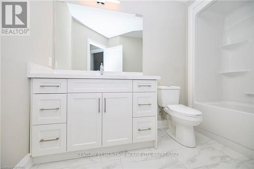 106 Elvira Way, Thorold (560 - Rolling Meadows), ON - Indoor Photo Showing Bathroom