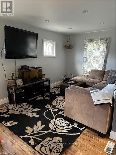 6322 Drummond Road, Niagara Falls (216 - Dorchester), ON - Indoor Photo Showing Living Room