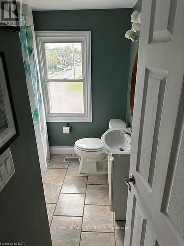 6322 Drummond Road, Niagara Falls (216 - Dorchester), ON - Indoor Photo Showing Bathroom