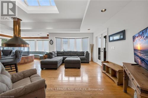 2 Hilda Street, Welland (767 - N. Welland), ON - Indoor Photo Showing Living Room