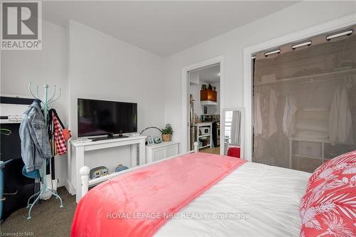 2 Hilda Street, Welland (767 - N. Welland), ON - Indoor Photo Showing Bedroom