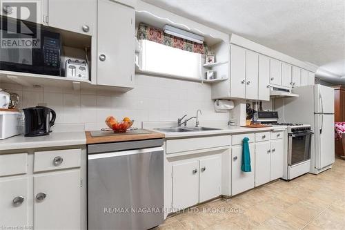 425 Bell Street, Port Colborne (875 - Killaly East), ON - Indoor Photo Showing Kitchen With Double Sink