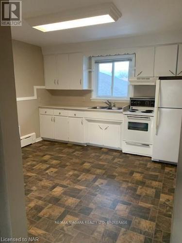 425 Bell Street, Port Colborne (875 - Killaly East), ON - Indoor Photo Showing Kitchen With Double Sink