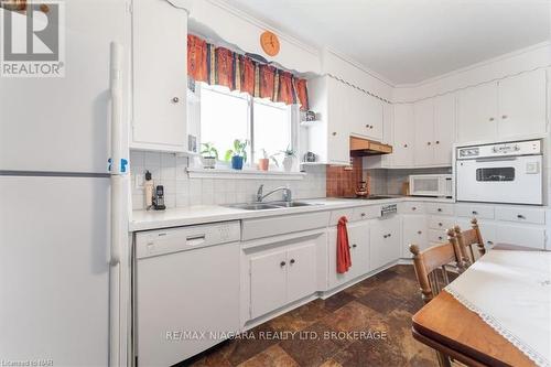 425 Bell Street, Port Colborne (875 - Killaly East), ON - Indoor Photo Showing Kitchen With Double Sink