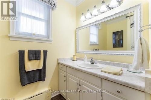 425 Bell Street, Port Colborne (875 - Killaly East), ON - Indoor Photo Showing Bathroom