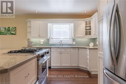 328 Niagara Boulevard, Niagara-On-The-Lake (101 - Town), ON - Indoor Photo Showing Kitchen