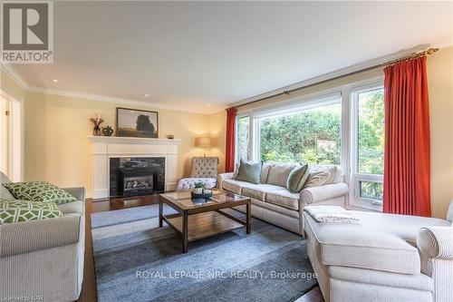 328 Niagara Boulevard, Niagara-On-The-Lake (101 - Town), ON - Indoor Photo Showing Living Room With Fireplace