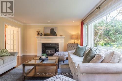 328 Niagara Boulevard, Niagara-On-The-Lake (101 - Town), ON - Indoor Photo Showing Living Room With Fireplace