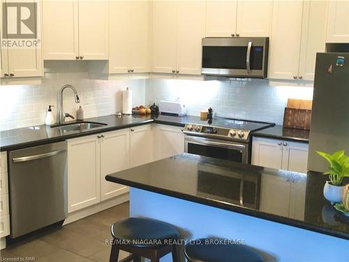 127 - 8111 Forest Glen Drive, Niagara Falls (208 - Mt. Carmel), ON - Indoor Photo Showing Kitchen With Upgraded Kitchen