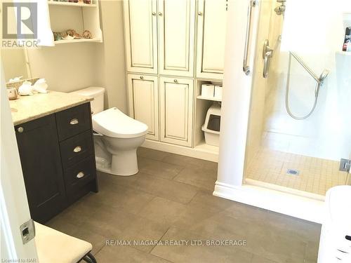 127 - 8111 Forest Glen Drive, Niagara Falls (208 - Mt. Carmel), ON - Indoor Photo Showing Bathroom