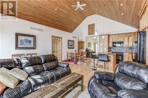 10849 Lakeshore Road W, Wainfleet (880 - Lakeshore), ON - Indoor Photo Showing Living Room