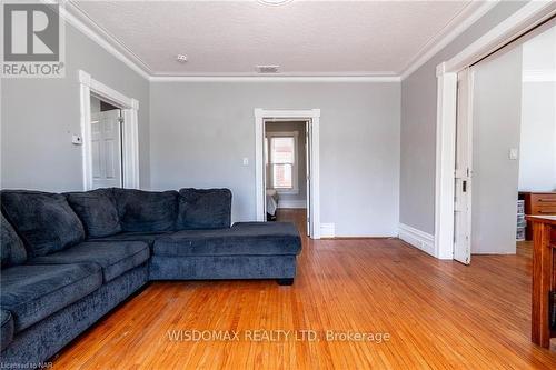 4394 Morrison Street, Niagara Falls (210 - Downtown), ON - Indoor Photo Showing Living Room