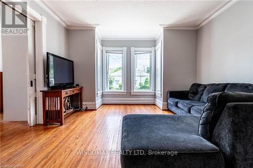 4394 Morrison Street, Niagara Falls (210 - Downtown), ON - Indoor Photo Showing Living Room