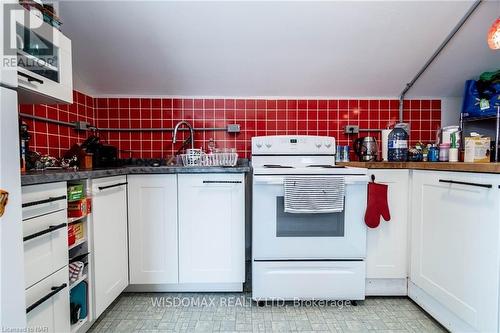 4394 Morrison Street, Niagara Falls (210 - Downtown), ON - Indoor Photo Showing Kitchen