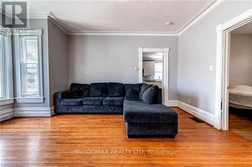 4394 Morrison Street, Niagara Falls (210 - Downtown), ON - Indoor Photo Showing Living Room