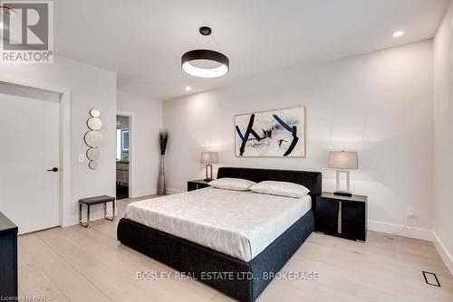 9 Oakley Drive, Niagara-On-The-Lake (108 - Virgil), ON - Indoor Photo Showing Bedroom