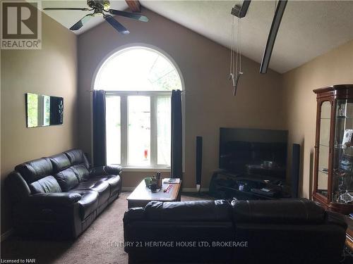 1193 Pettit Road, Fort Erie (334 - Crescent Park), ON - Indoor Photo Showing Living Room